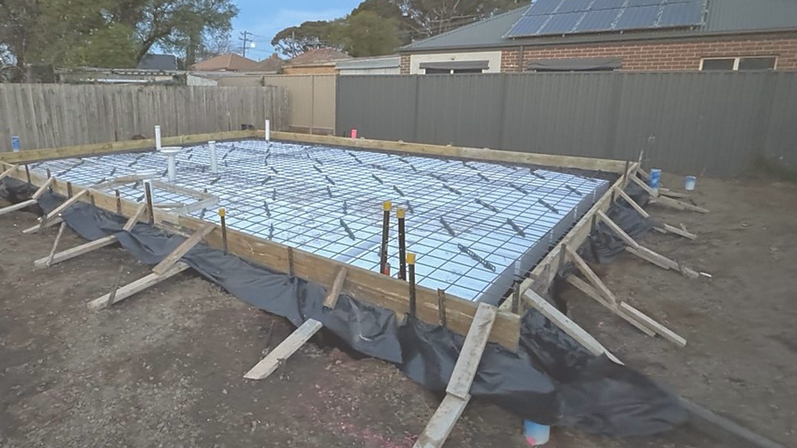 Boxing complete with plastic membrane and steel mesh tied over the pad